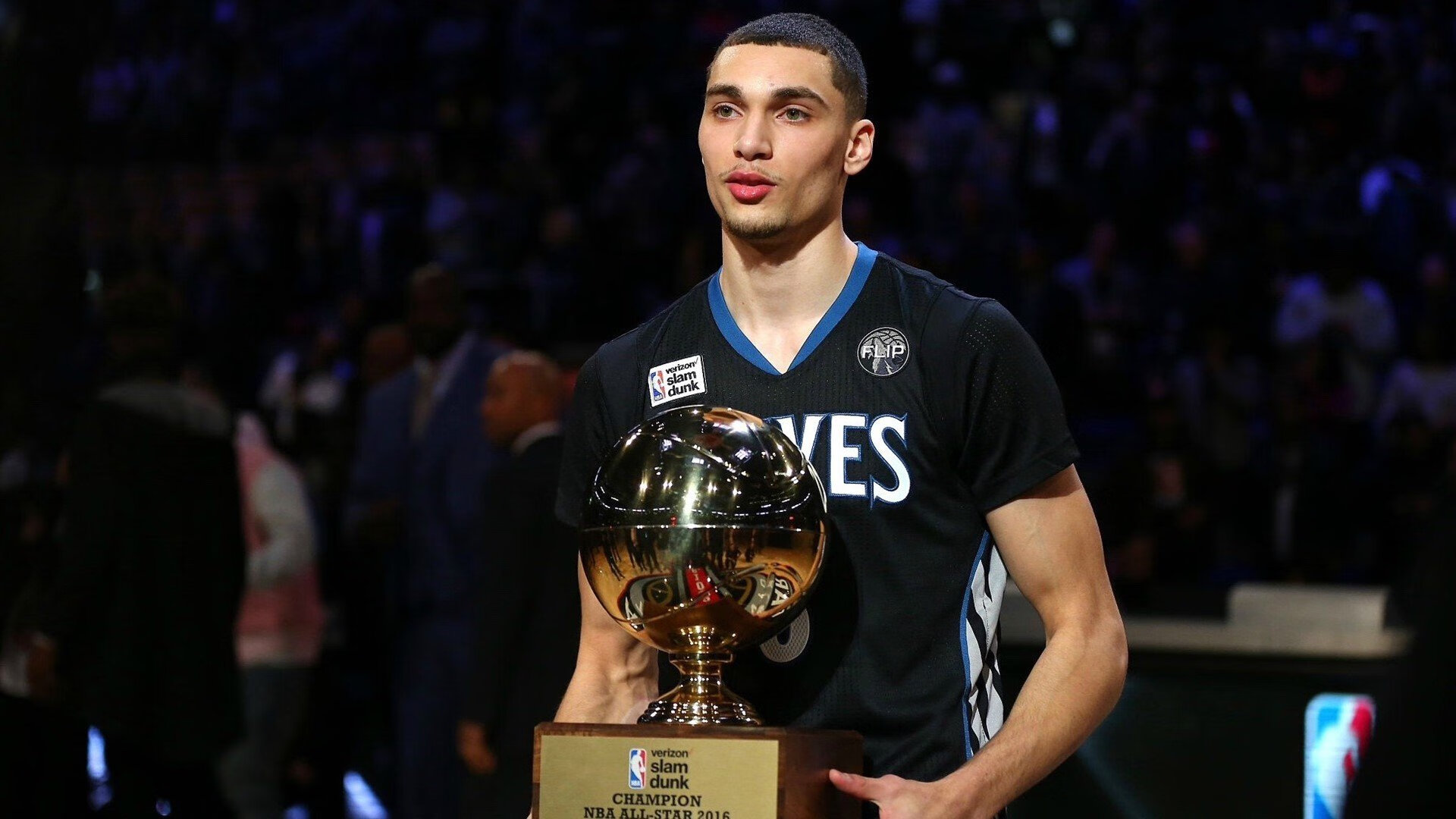 惊险的比赛中，球队依靠默契合作获得胜利